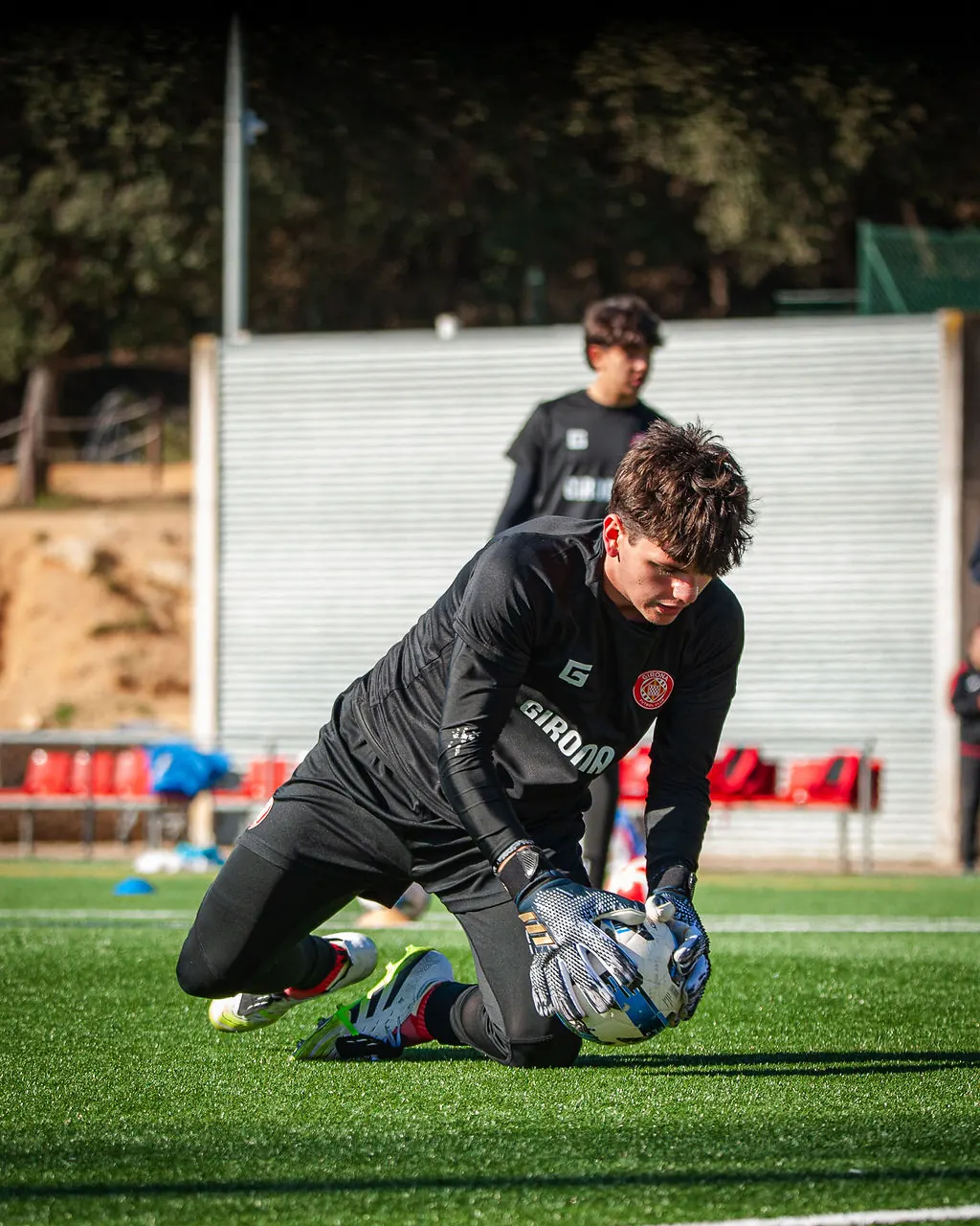 Goleiro com uniforme do Girona segura a bola no treino
