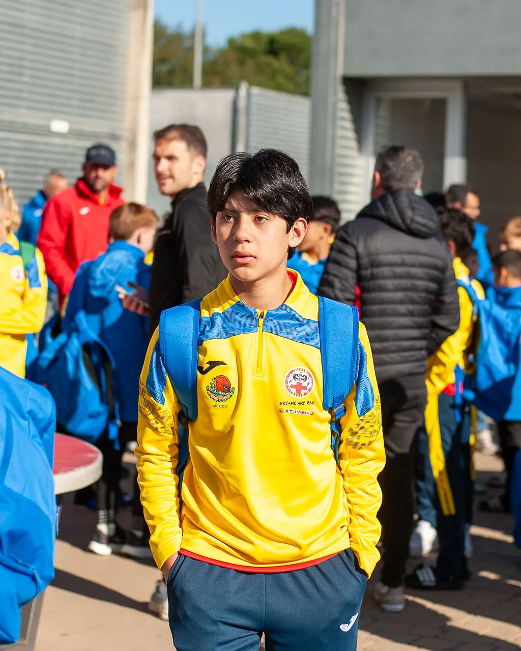 Atleta com agasalho da BCN em dia de campus na Espanha