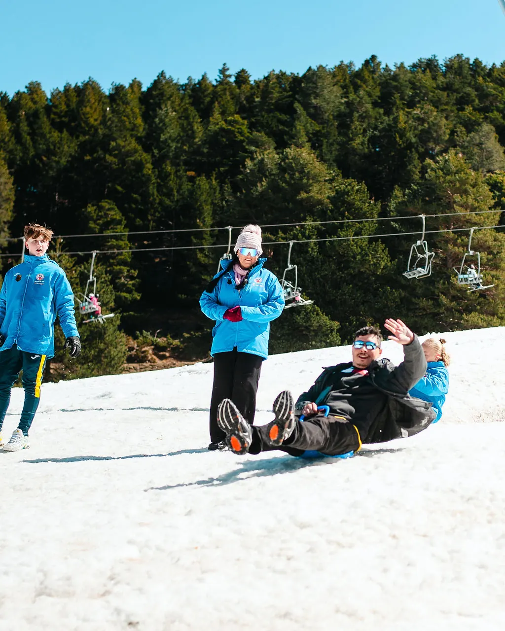 Atletas e equipe brincam na neve em La Molina