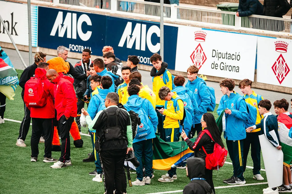 Delegação da BCN reunida no campo do MIC Football