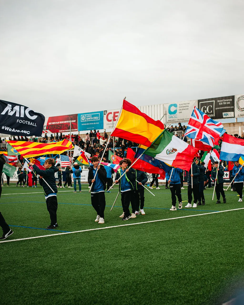 Atletas desfilam com bandeiras de vários países na abertura do MIC Football